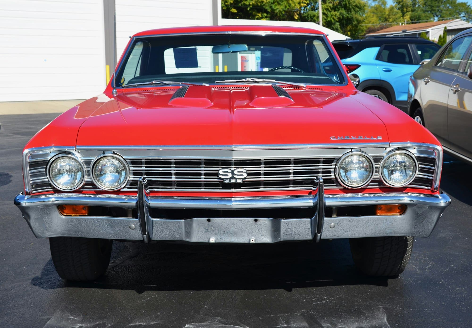 Klassisk amerikansk muscle car — röd Chevelle SS