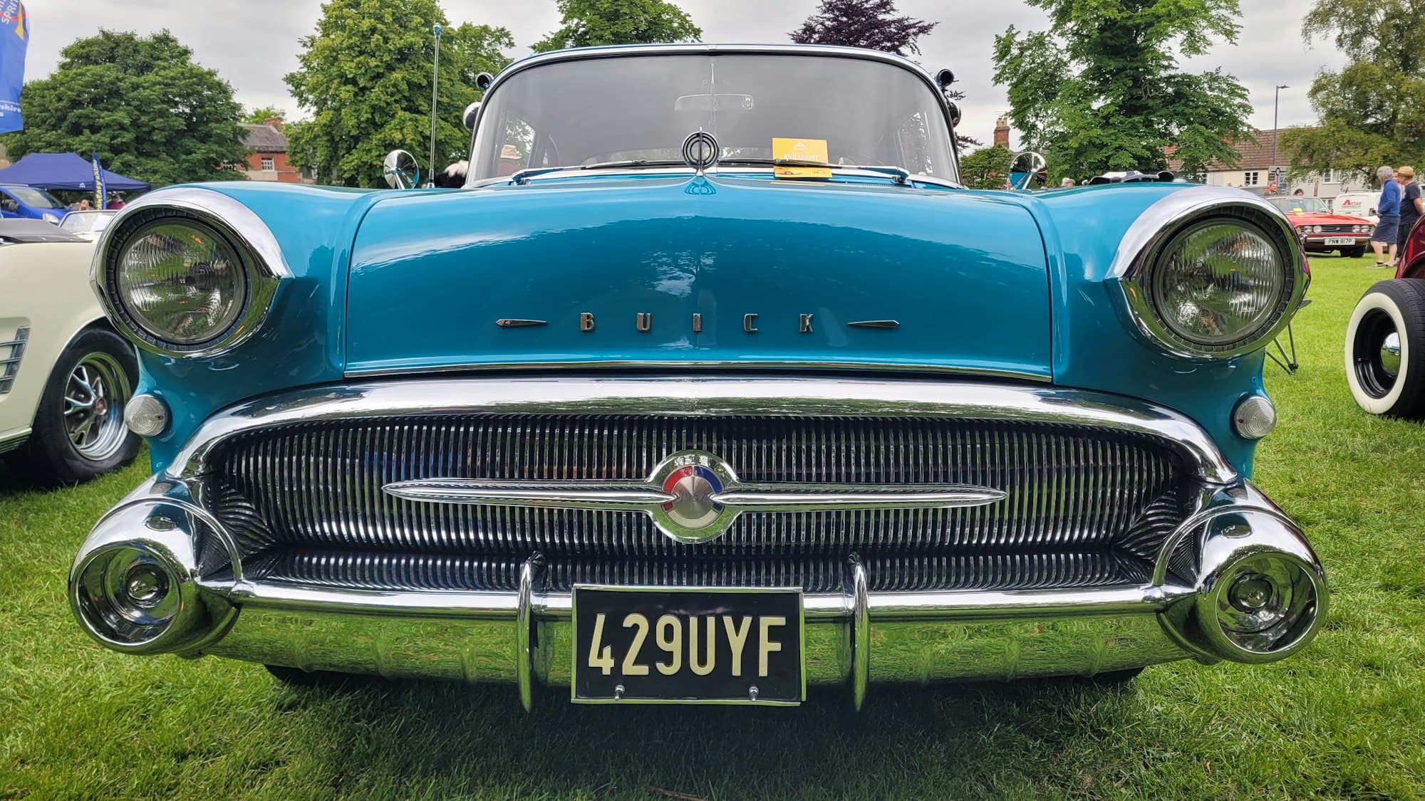 Blå klassisk bil som står parkerad