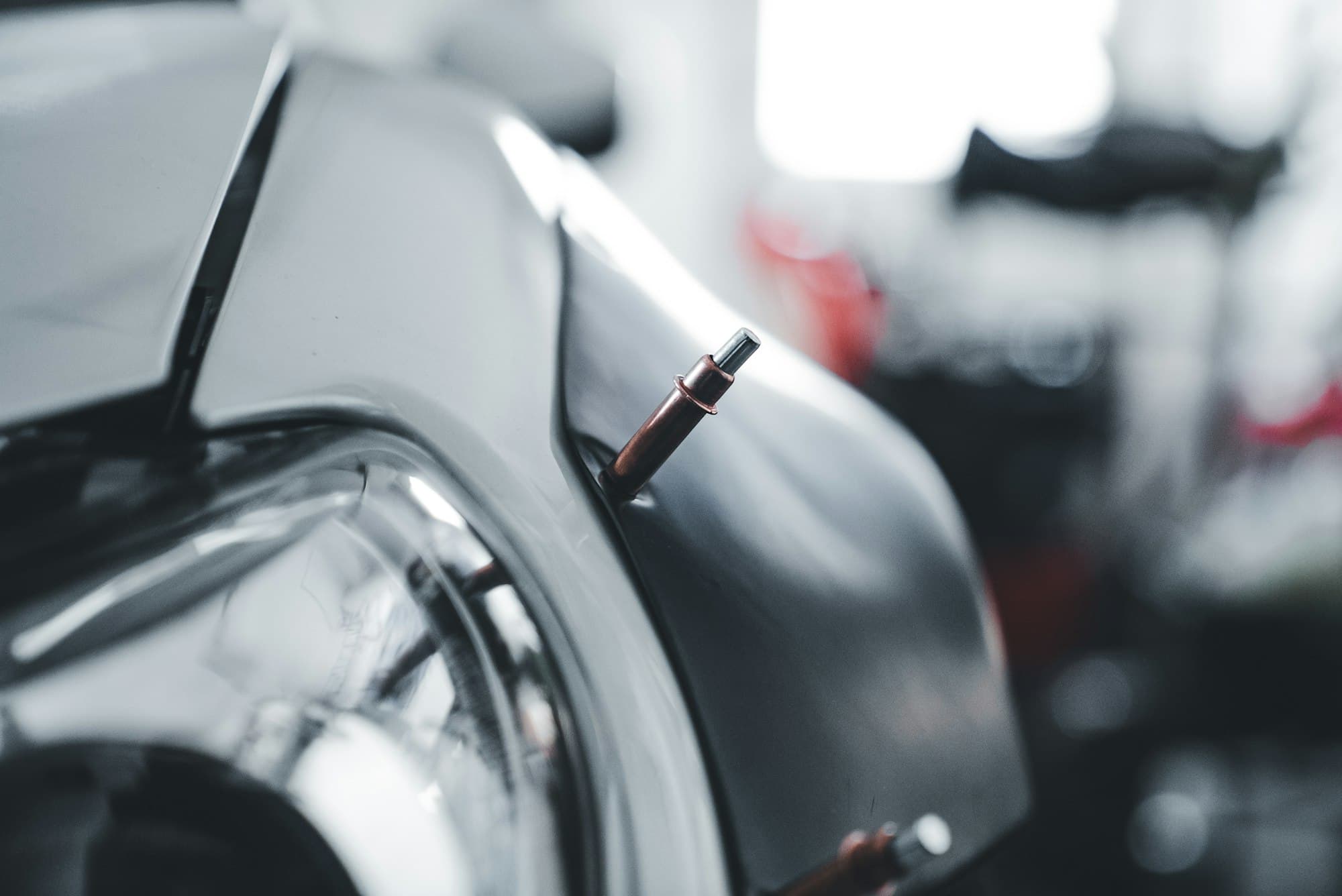 Plåtarbete i verkstaden — punktsvetsning av kaross